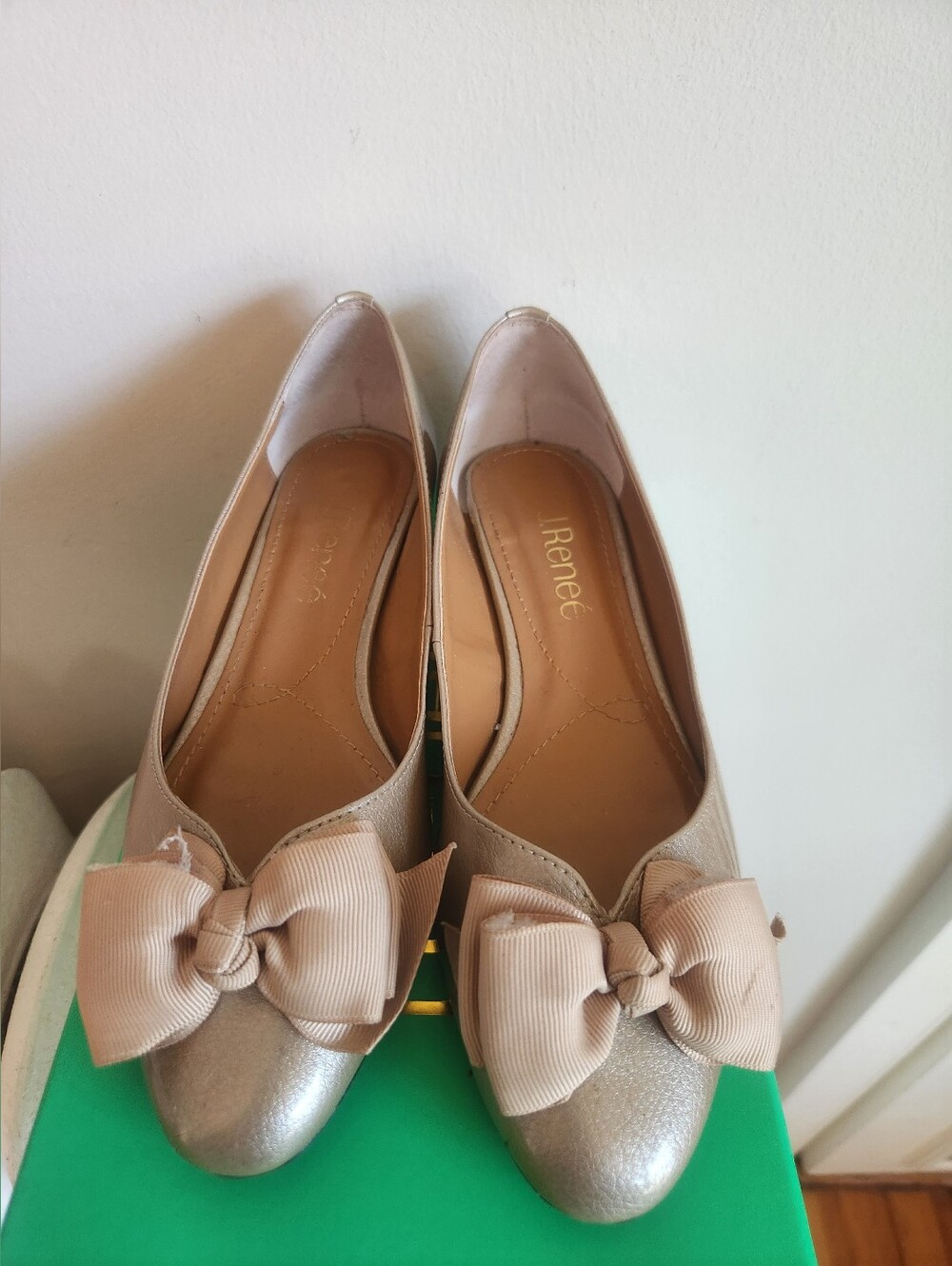 J.Renee Taupe Patent Bow Pumps, Sz. 6